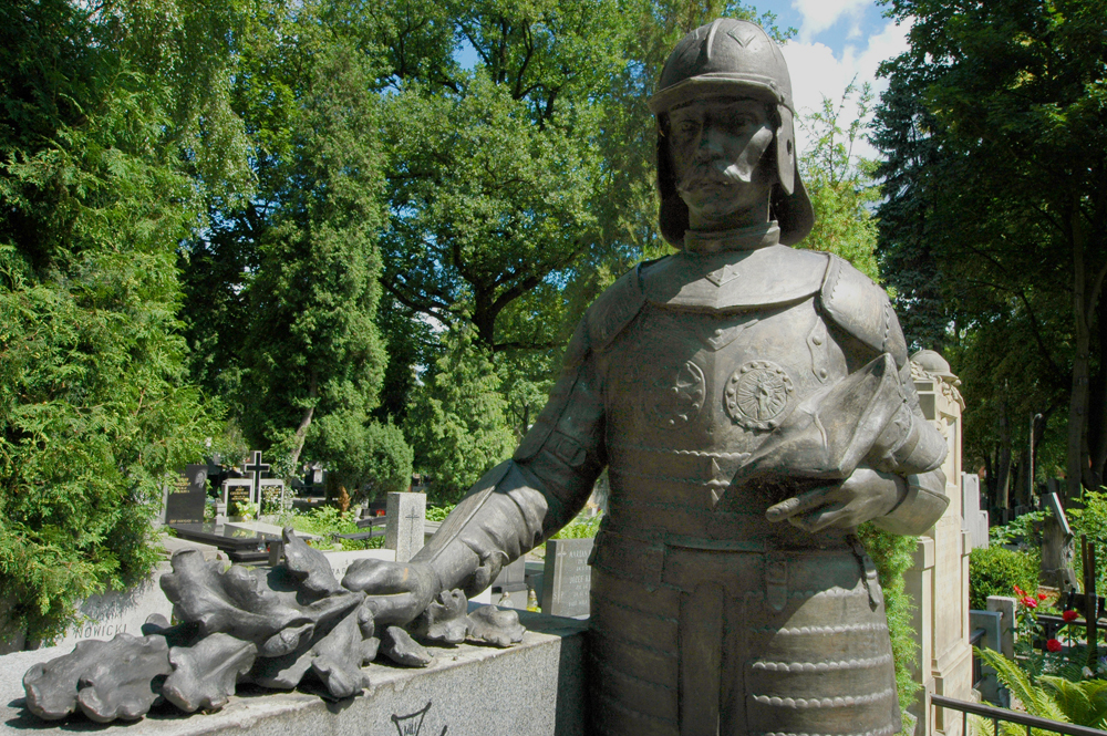 Porządkowanie i oznaczanie grobów.
